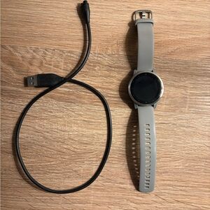 Garmin vivoactive 4s with Silver Bezel and Gray Band